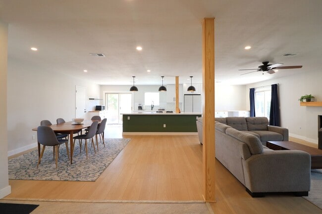 Foto del edificio - 586 Poppy Ln