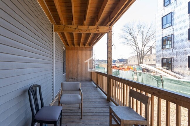 Building Photo - Central Location Walk to BU, Laundry on a Site, Parking for Rent, Eat-in Kitchen,