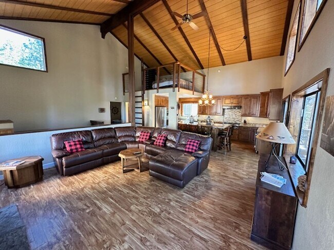 Foto del edificio - Spacious 4Bd home available for a seasonal lease starting 4/15/26!! Call me today.