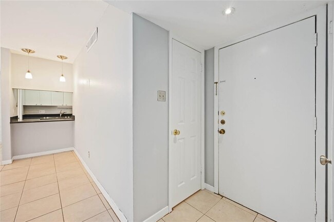 Building Photo - 2822 Briarhurst Dr
