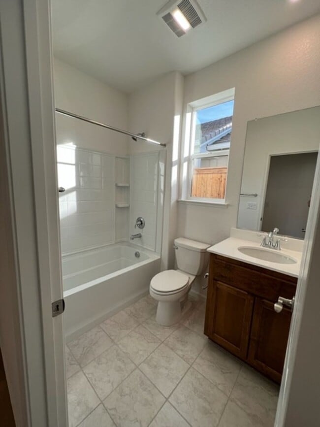 Building Photo - Beautiful 3 Bedroom and 2 Bathroom Home in Lincoln $2,995.00