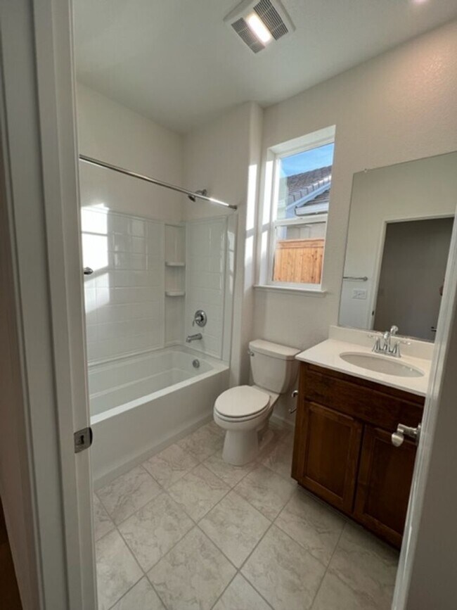 Foto del edificio - Beautiful 3 Bedroom and 2 Bathroom Home in Lincoln $2,995.00