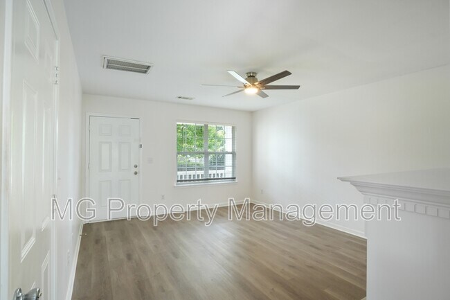 Foto del edificio - 7904 McGarry Trail