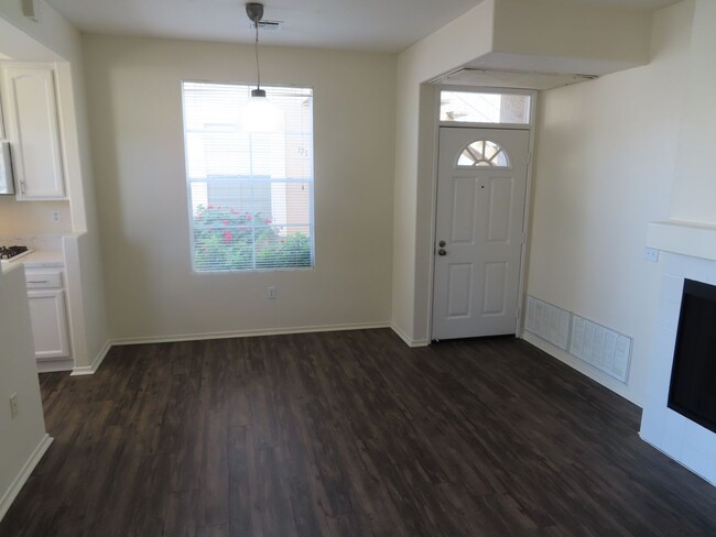 Foto del edificio - Two Bedroom, Two Bath Condo in Mira Mesa