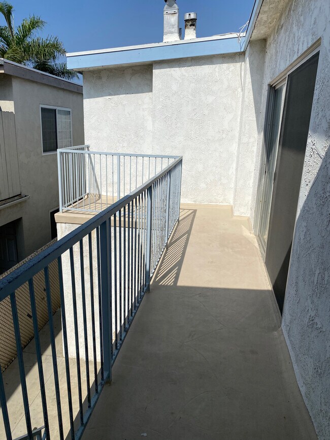 Balcony of 82 16th Street seen from the front entrance - 82 16th St