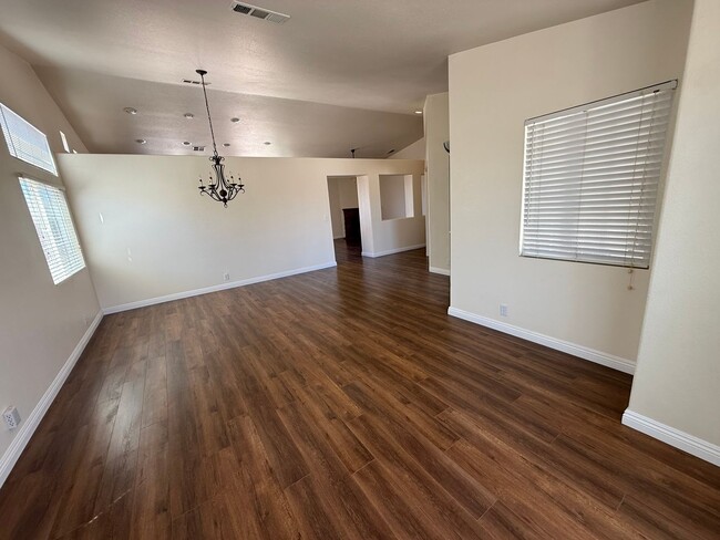 Building Photo - Beautiful Home In Apple Valley Vineyards-4...