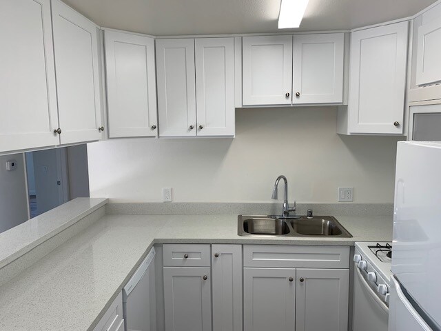 Foto del edificio - 2449 S Barrington Ave