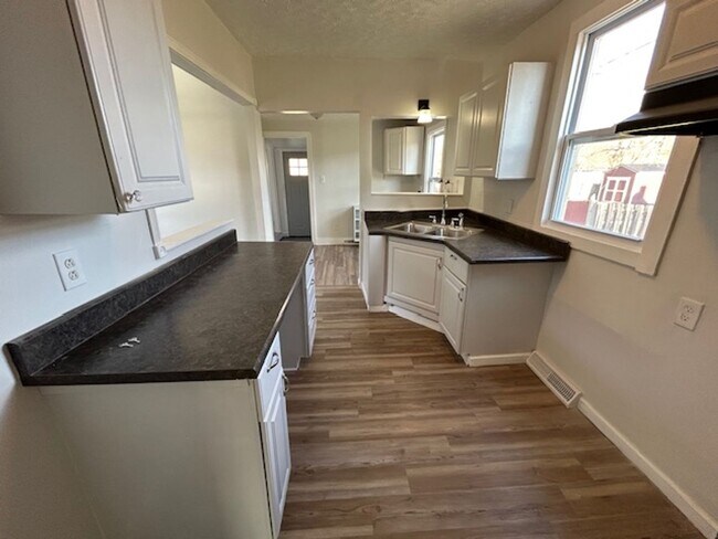 Building Photo - 4 Bed - Bedroom , Bathroom and Laundry on First Floor