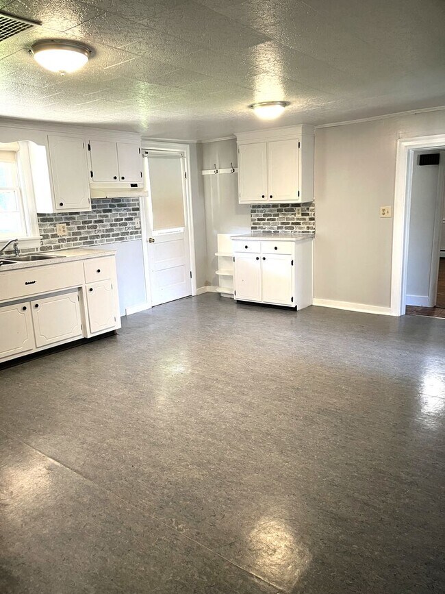 Foto del edificio - Spacious 3-Bedroom Farmhouse for Rent – Peaceful Country Living