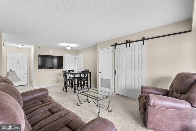 Building Photo - 15101 Interlachen Dr