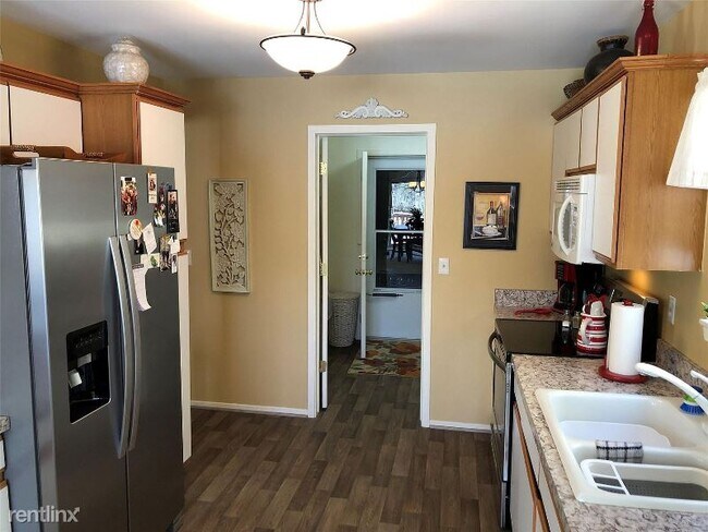 Building Photo - 2 br, 2 bath Townhome - 1101 Langley Rd