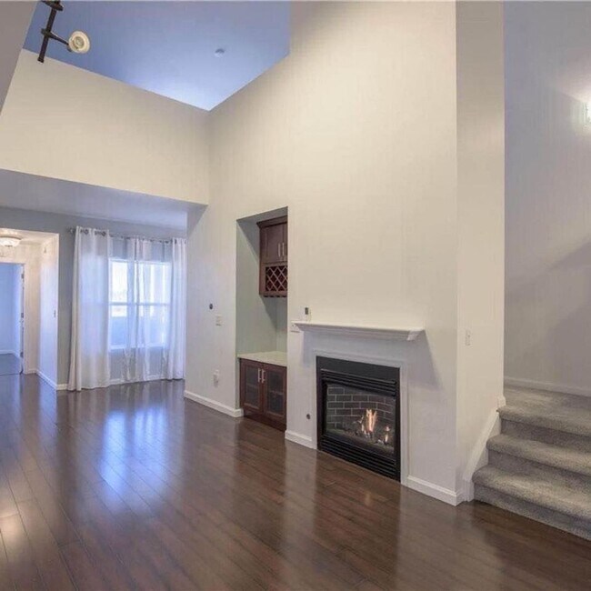 Building Photo - 2 Bedroom Plus Large Loft Condo with 1 Car Attached Garage