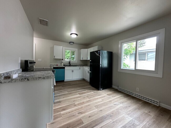 Foto del edificio - 6656 W Brentwood Ave