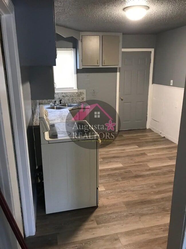 Building Photo - Affordable 2 Bedroom Home!
