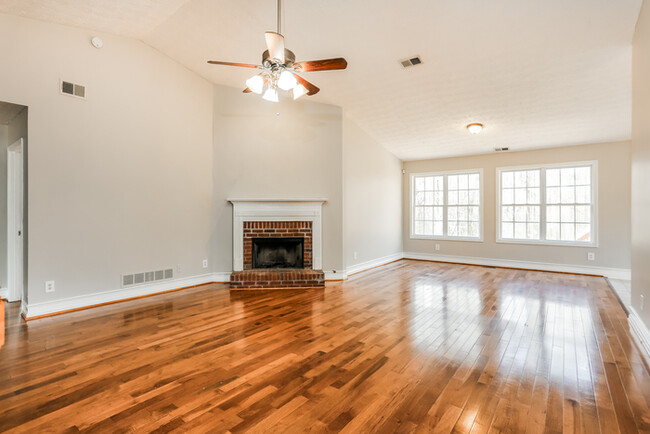 Building Photo - Spacious 4-Bedroom Home