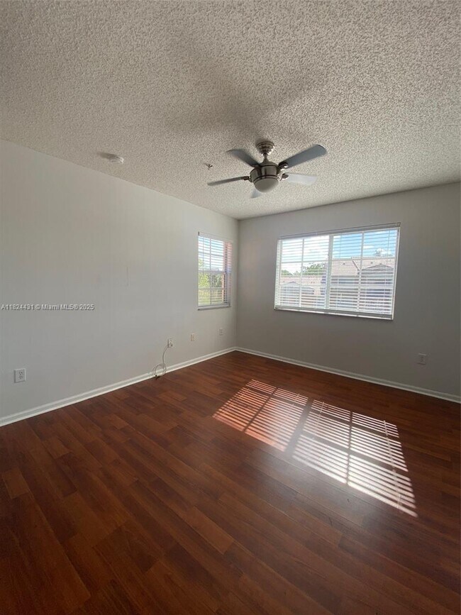 Foto del edificio - 8010 N Nob Hill Rd