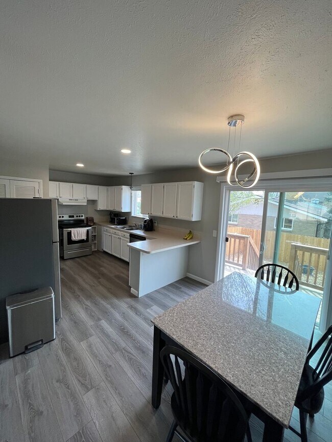 Foto del edificio - 1/2 Duplex in the very desirable West Arva...