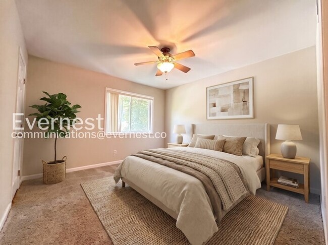 Building Photo - 2 Bed/2.5 Bath Townhome with Off-Street Parking / Available Now!