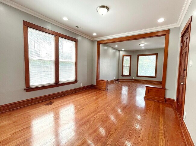 Building Photo - 2439 N Avers Ave