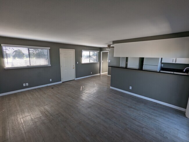 lvng rm, kithcen view 2 - 15903 Prairie Ave