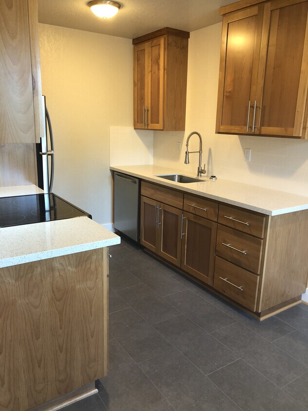 New 2bd Hardwoods, W/D, Quartz, Tiled, Bik... - New 2bd Hardwoods, W/D, Quartz, Tiled, Bik...