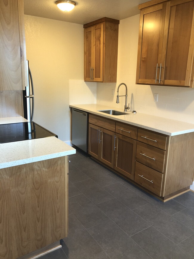 Building Photo - New 2bd Hardwoods, W/D, Quartz, Tiled, Bik...