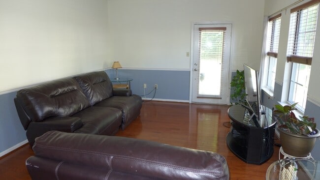 Foto del edificio - 1426 Nutwood Ct