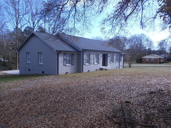 Building Photo - 2 Bedroom Brick Duplex in Prime Location w...