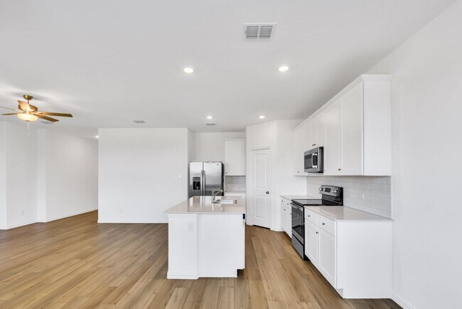 Foto del edificio - This single-story home has a smart layout ...