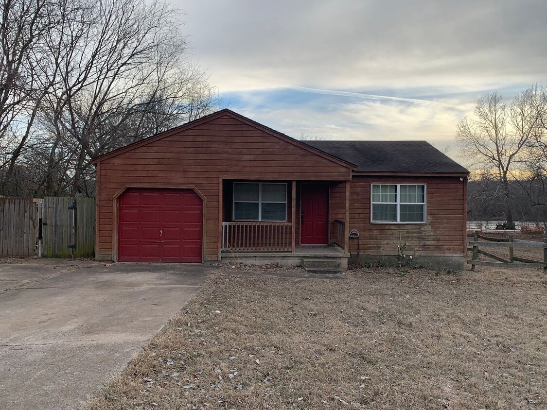 Primary Photo - This rustic 2 bedroom cabin is 2.5 miles f...