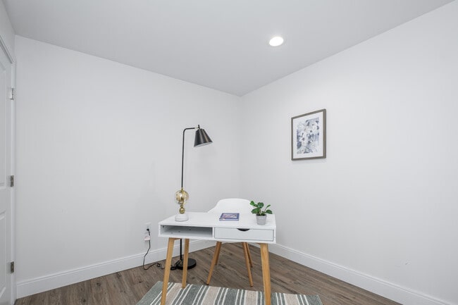 Building Photo - Ezio‘s Place