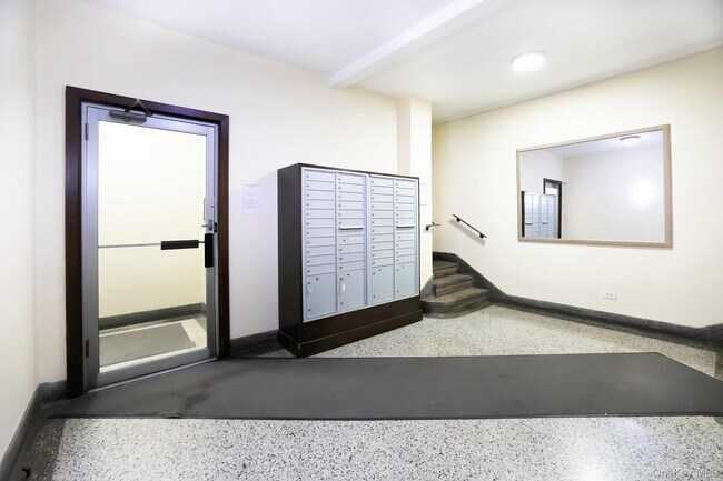 Foto del edificio - 102-55-102-67 67th Rd