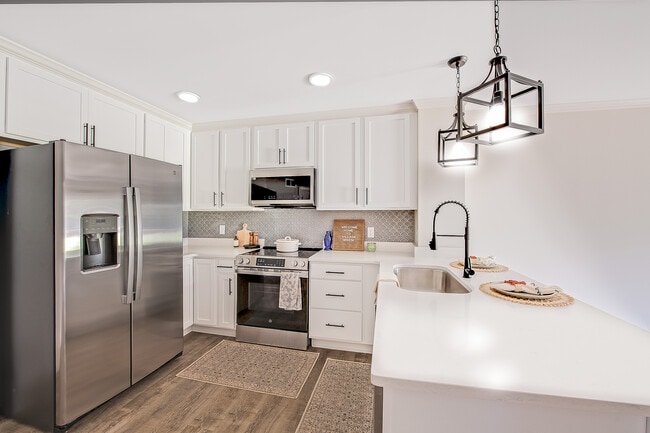 Azalea Kitchen - Village Green Apartment Homes