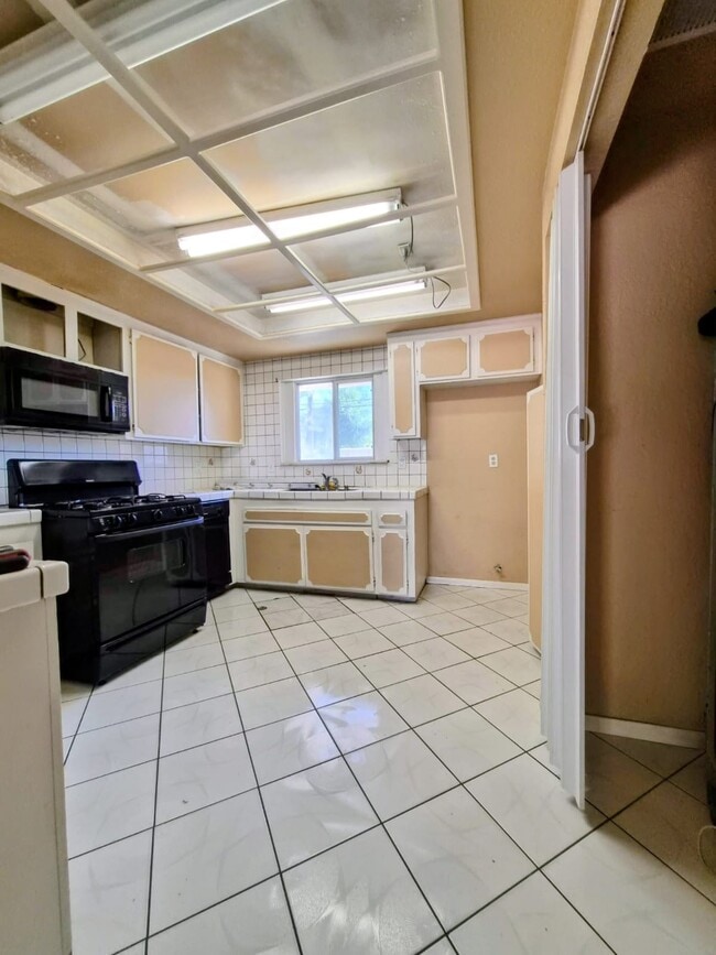 Building Photo - 8834 Palmetto Ave