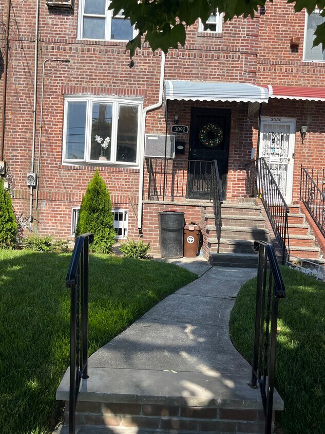 Primary Photo - 3092 Nostrand Ave
