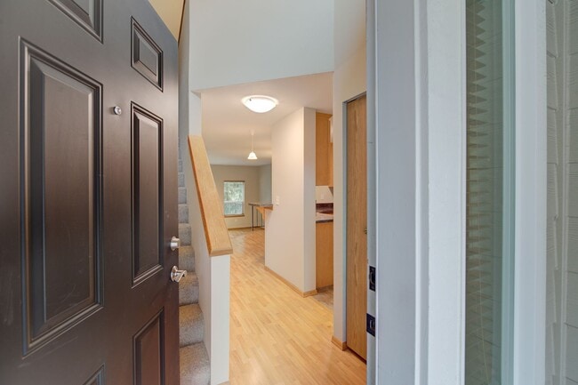 Building Photo - 2bd/2.5ba Issaquah Townhouse