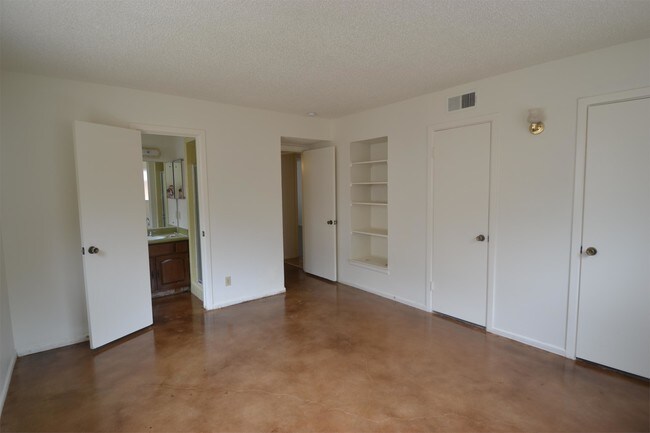 Building Photo - 622 Chauncey Dr