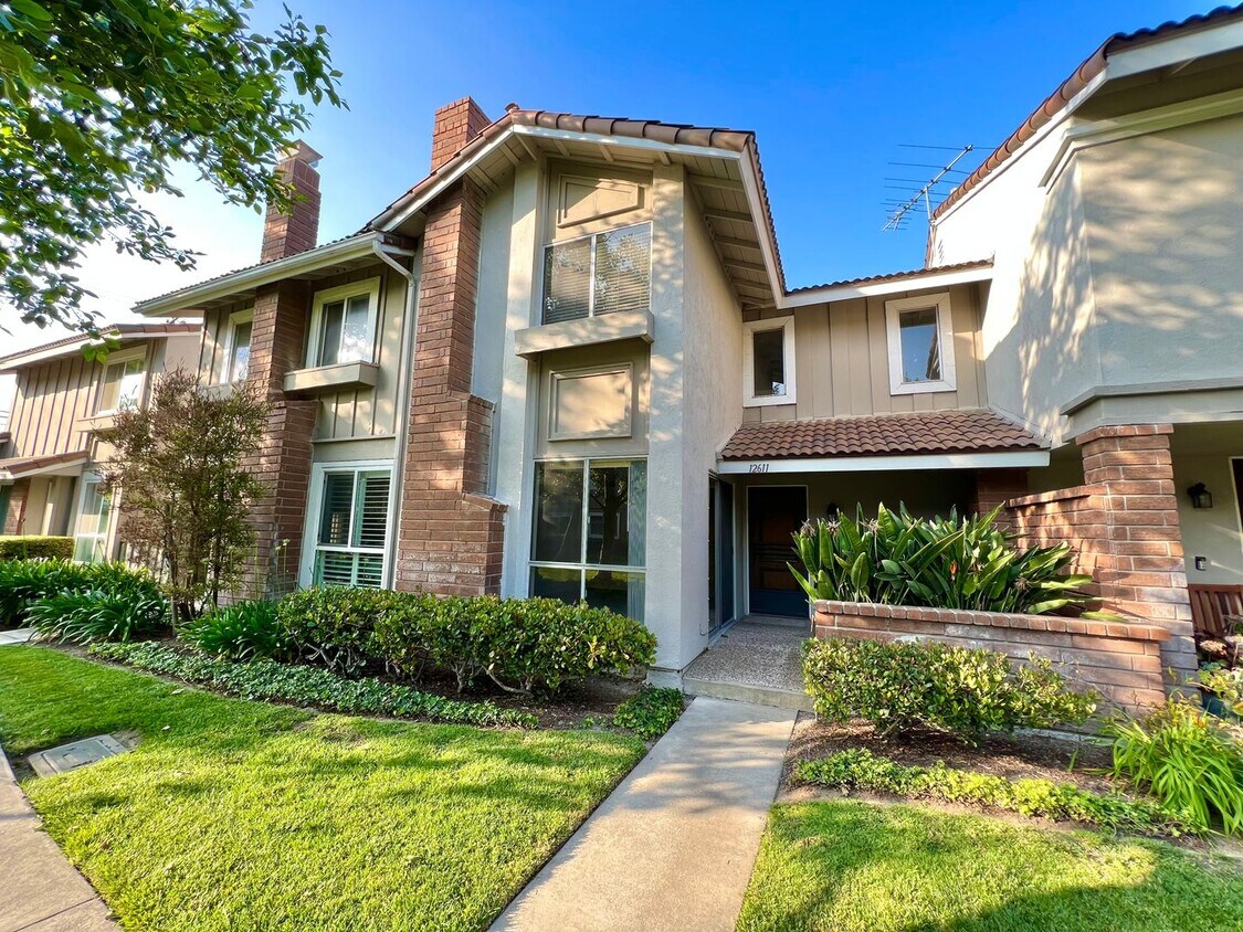 Foto principal - Lush grounds surround this townhouse in a ...