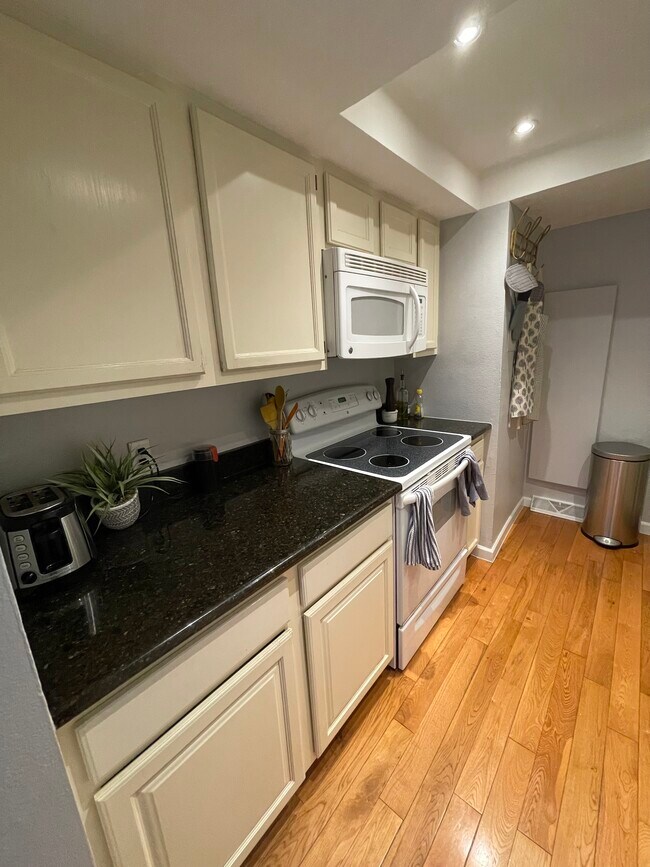Cocina - 1145 S Oneida St