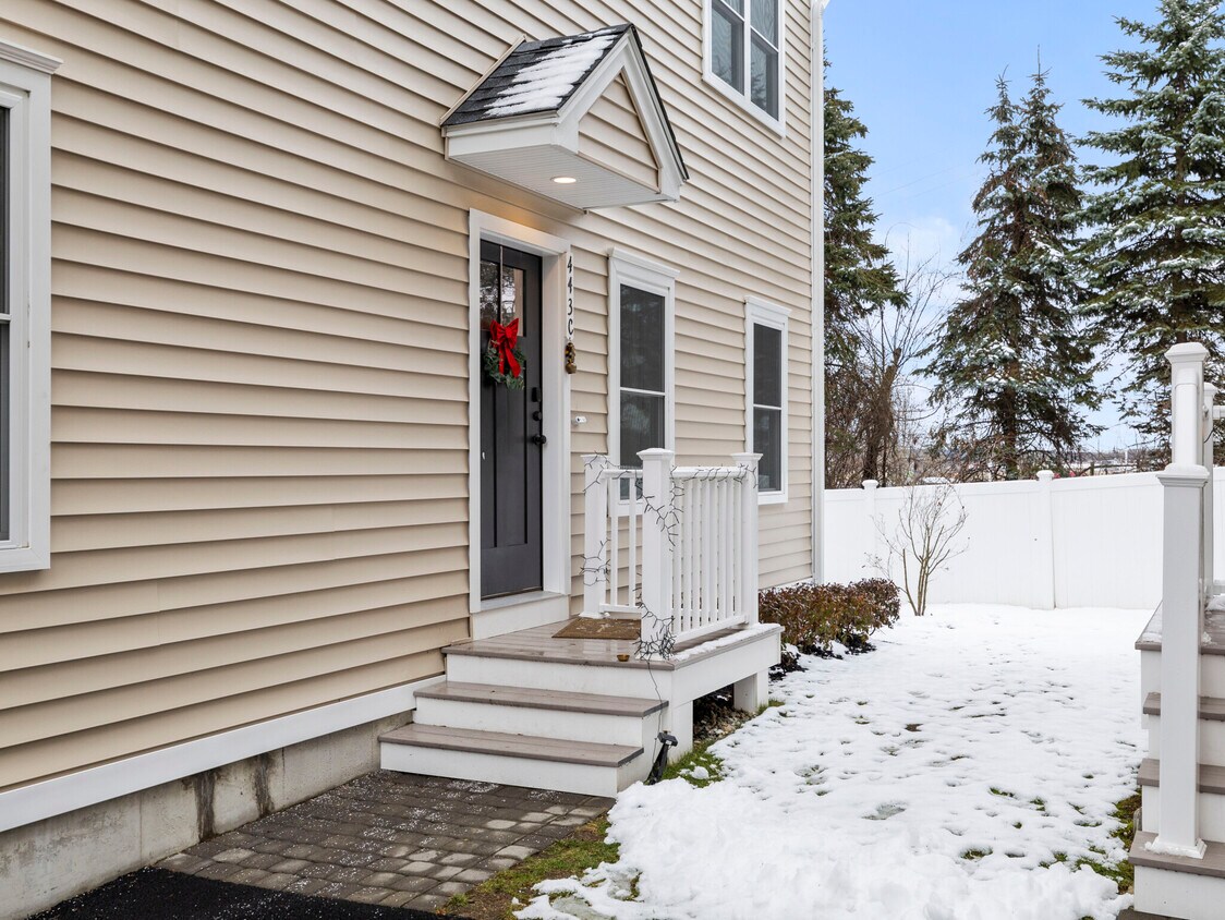 Primary Photo - 443 Neponset St