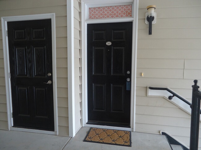 Building Photo - Beautiful 2 (possible 3) Bedroom Condo with ONE CAR GARAGE! Minutes to Bragg and Shopping