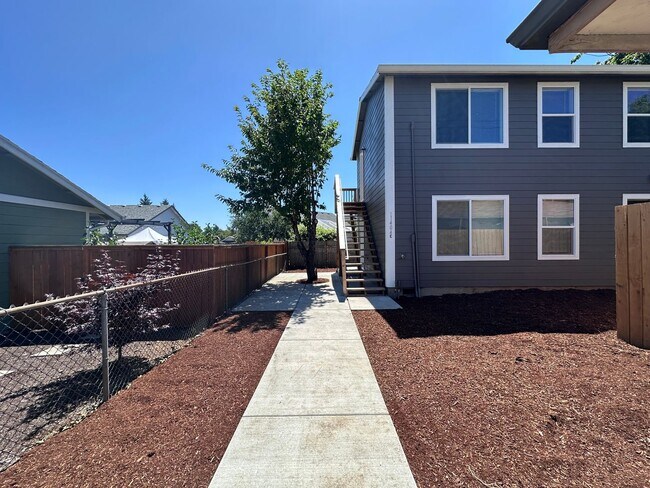 Foto del edificio - Brand New Construction 2 Bed 1 Bath Duplex!