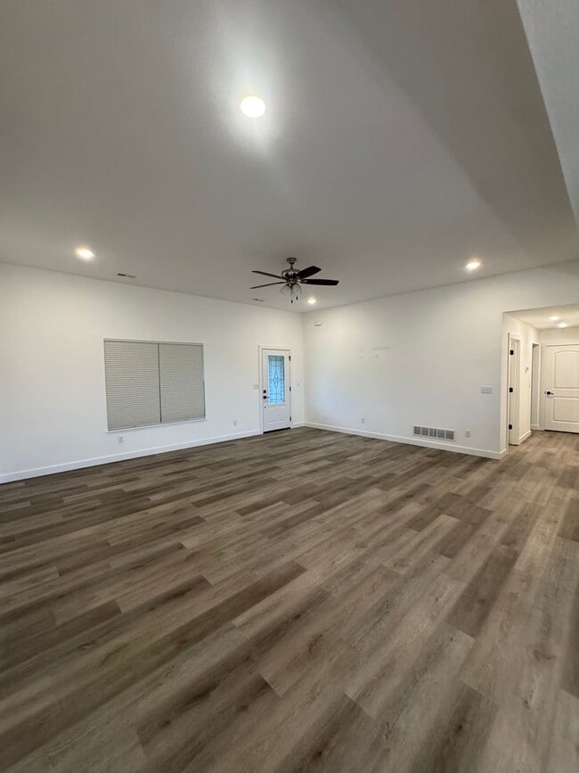 Building Photo - 3 bedroom 2 bath house