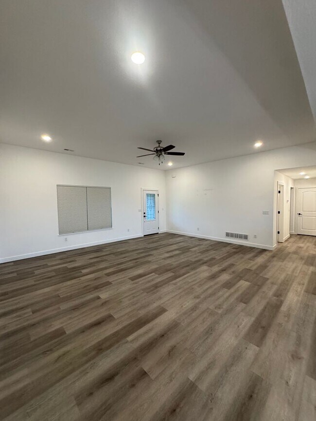 Foto del edificio - 3 bedroom 2 bath house