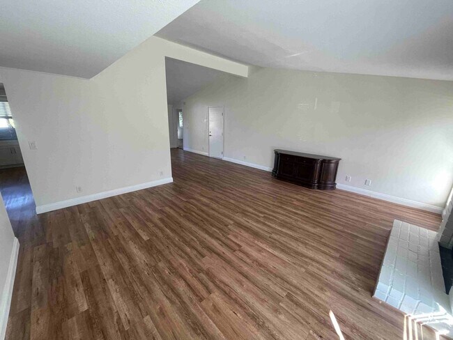 Foto del edificio - BEAUTIFULLY REMODELED GRANADA HILLS HOME!