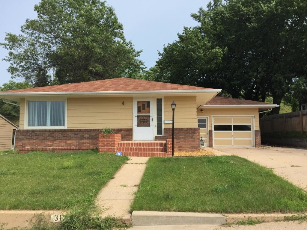 313 Hillcrest Dr NE, Minot, ND 58703 House Rental in Minot, ND