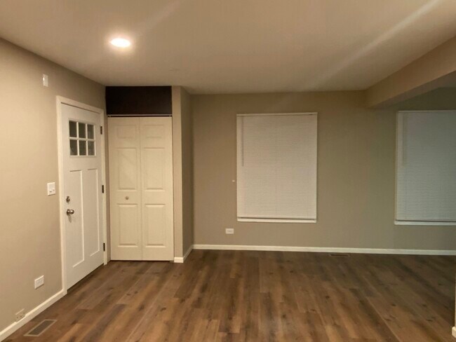 Foto del edificio - 325 Meadow Ct