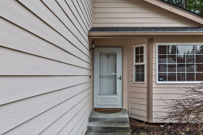 Foto del edificio - Shy 1/2 acre lot, Offers R/V Parking & 2 O...