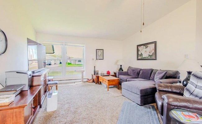 Building Photo - Spacious 3 Bedroom Apartment - AVAILABLE SEPTEMBER