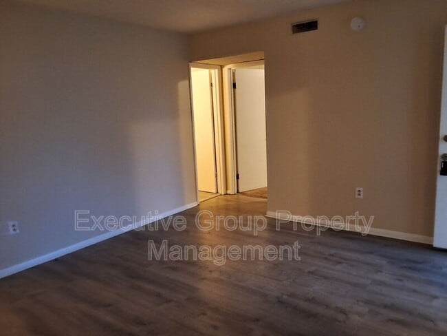 Building Photo - 1190 Lois Ln